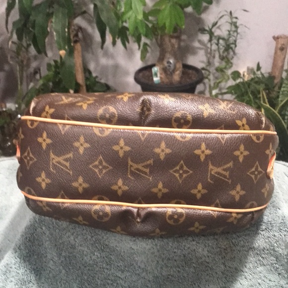 Louis Vuitton vintage well love bag no stains no marks